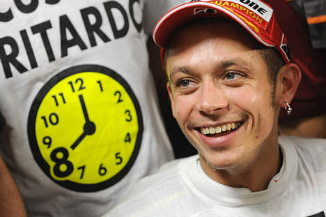Valentino Rossi kørte sin Fiat Yamaha ind på 2. pladsen i Australiens Grand Prix i ægte verdensmesterstil – italieneren var nemlig startet fra 12. pladsen efter et styrt under kvalifikationskørslerne.